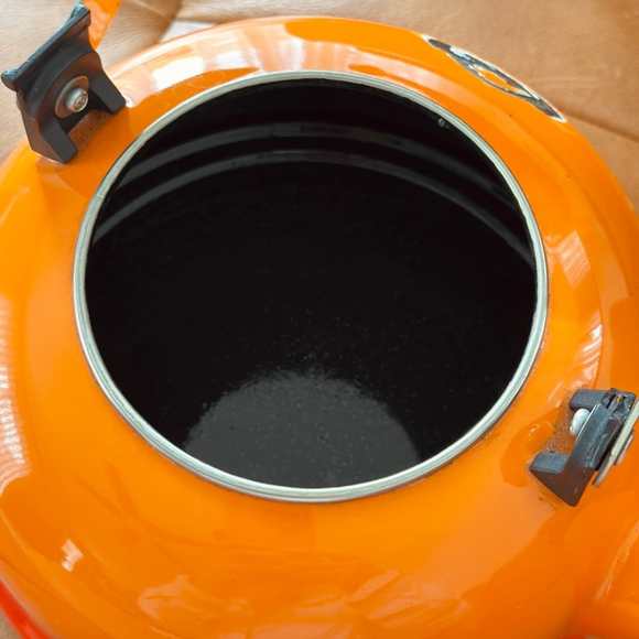 Vintage Le Creuset whistling Kettle - some damage - 1.6 litres - Picture 11 of 11